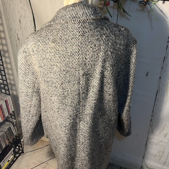 Woman’s Coat - Picture 5 of 7